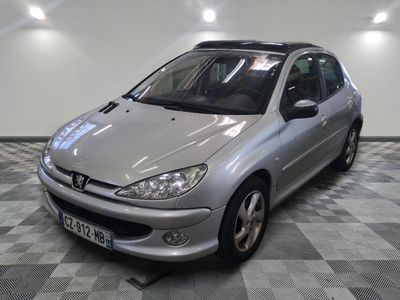 la photo d'une voiture argentée garée dans un garage