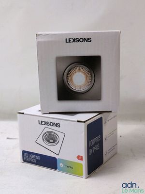 La boîte est ouverte et prête à être utilisée comme luminaire.