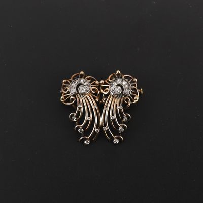 une broche en or et diamants sur un fond noir
