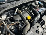 une photo d'un moteur de voiture avec le capot ouvert