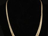 un collier à chaîne en or sur un mannequin noir