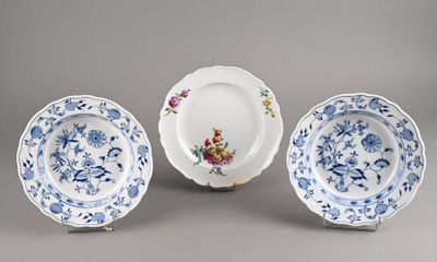 MEISSEN Trois assiettes à bord contourné en porcelaine : l'u…