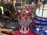de nombreux vases en verre exposés dans une vitrine