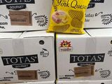 plusieurs paquets de chips sont empilés les uns sur les autres