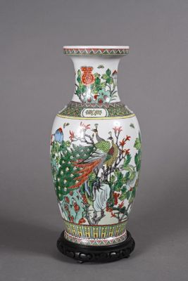 un vase avec un oiseau sur un support