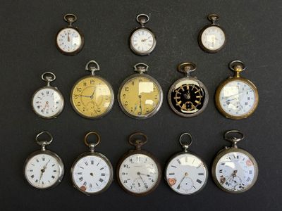 de nombreux types de montres de poche présentés sur une table