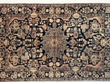 un tapis persan ancien orné d'un motif en médaillon sur fond noir