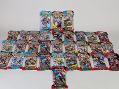 une pile de cartes à collectionner Pokémon empilées les unes sur les autres