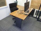 un bureau équipé d'un écran d'ordinateur et d'un clavier