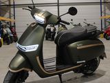 un scooter garé dans un garage