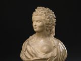 un buste de femme en marbre blanc sur un piédestal