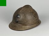 un casque qui a été porté par un soldat