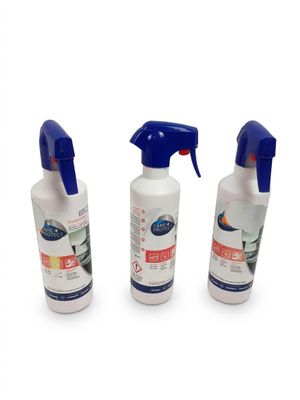 trois flacons de produits d'entretien posés sur une surface blanche