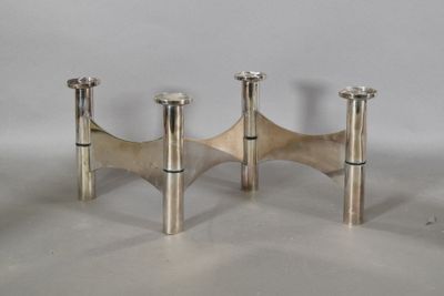 trois bougeoirs plaqués argent sur fond blanc