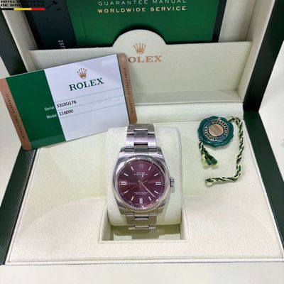 une montre Rolex dans un coffret, entourée d'une chaîne