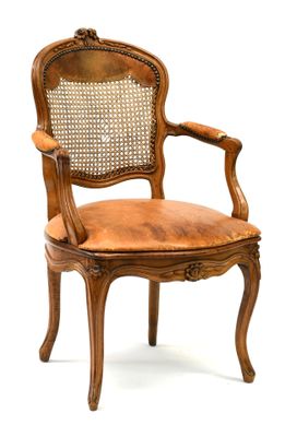 une image représentant une chaise en bois avec une assise en cuir marron