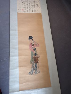 une photo d'un tableau posé sur une feuille de papier posée sur une table