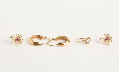 trois paires de boucles d'oreilles en or ornées de pierres roses