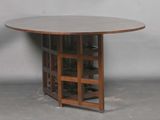 une table ronde surmontée d'un casier à bouteilles