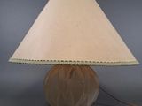 lampe beige avec un abat-jour beige sur fond gris