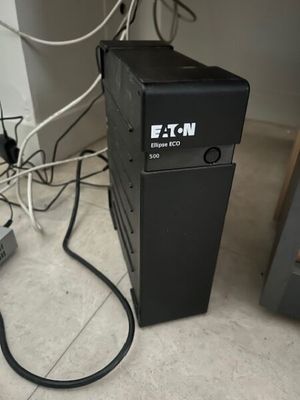Un onduleur EATON. On y joint une switch ethernet NETGEAR GS…