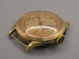 une montre posée sur une table