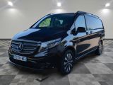 un monospace Mercedes Classe V noir garé dans un garage