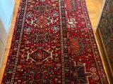 une photo d'un tapis rouge posé sur un parquet