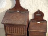 deux boîtes en bois posées l'une à côté de l'autre sur une table