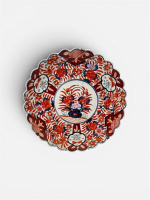 JAPON. Plat en porcelaine émaillée polychrome dite "Imari" à…