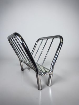 une image représentant une chaise en métal posée sur une surface blanche