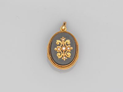 un pendentif en or 18 carats et en agate noire