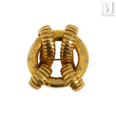 une image d'un gros plan d'une bague en or sur un fond blanc
