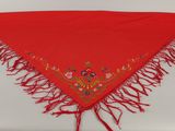 une image représentant un bandana rouge orné de franges