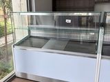 une image d'une vitrine dans un magasin