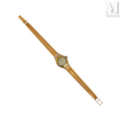 une image d'une montre-bracelet en or avec des chiffres romains