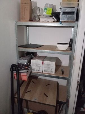 une étagère sur laquelle sont posées de nombreuses boîtes
