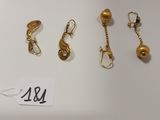 trois paires de boucles d'oreilles en or et une paire de boucles d'oreilles en or
