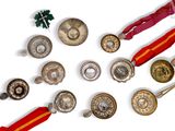 de nombreux objets métalliques de toutes sortes posés sur une surface blanche