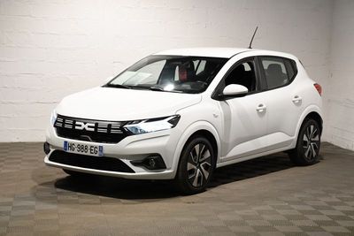 la voiture blanche est garée dans une pièce au sol en damier