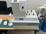une image représentant un laboratoire équipé d'un ordinateur et d'une paillasse