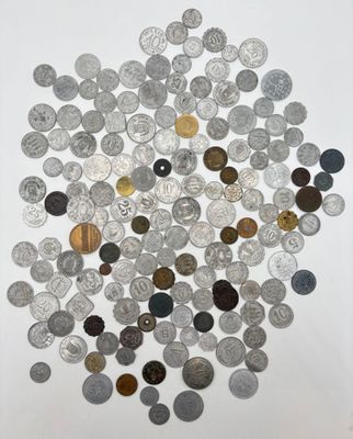 gros plan d'une pile de pièces de monnaie sur une surface blanche