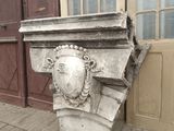 une statue de lion posée sur un socle devant un bâtiment