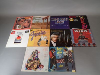 diverses pochettes d'albums de musique et de films posées sur une table