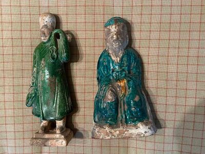deux figurines représentant un homme et une femme, exposées