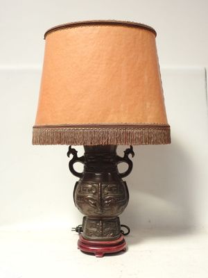 une lampe posée sur une table et munie d'un abat-jour