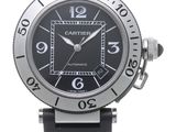 gros plan d'une montre sur fond blanc