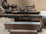une machine posée sur une table dans une pièce