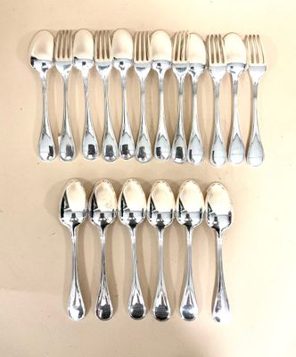 beaucoup de cuillères et de fourchettes en argent sur la table