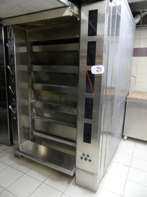 un grand four en acier inoxydable au milieu d'une cuisine